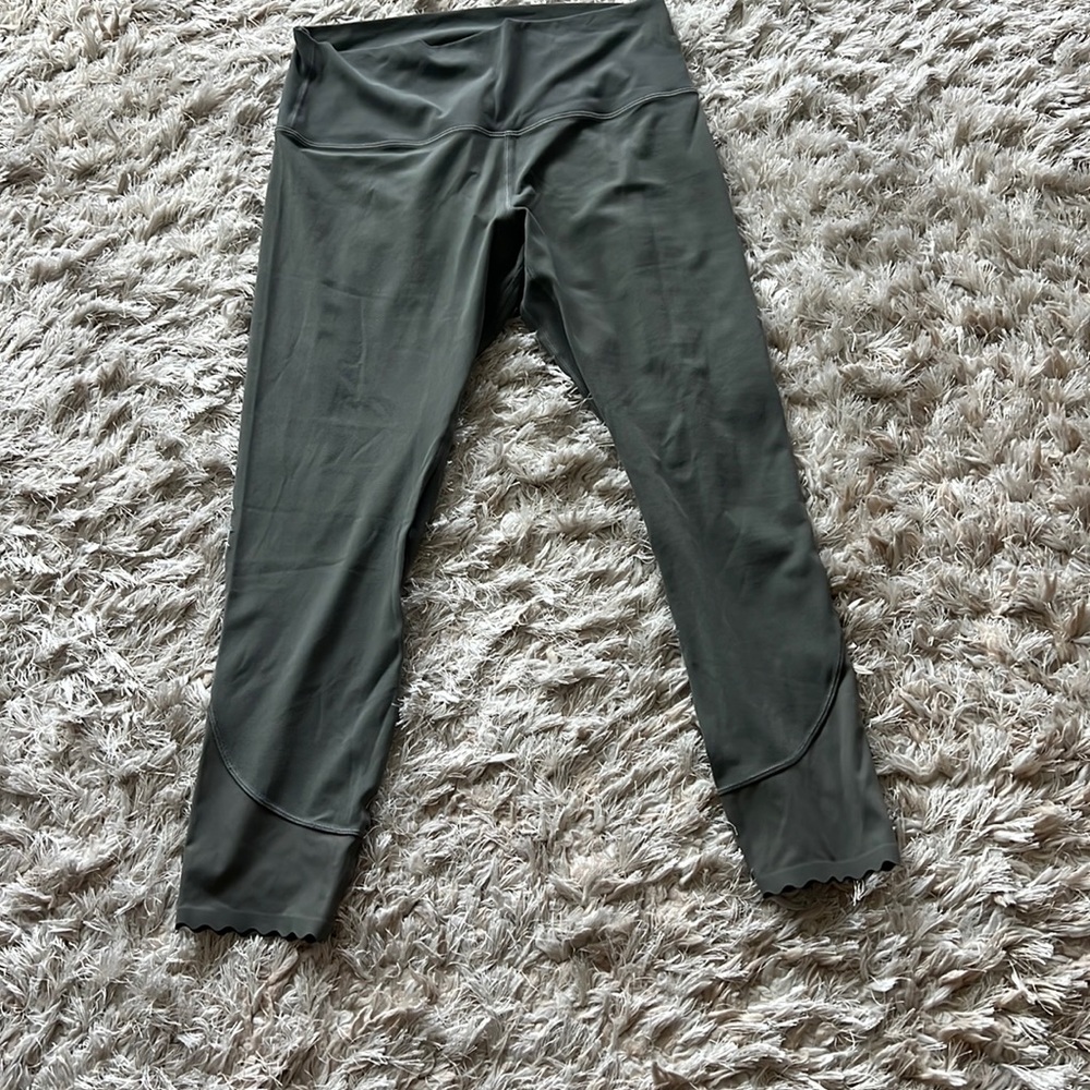 🌸. Brand new never worn Lulu lemon leggings - size 12🌸